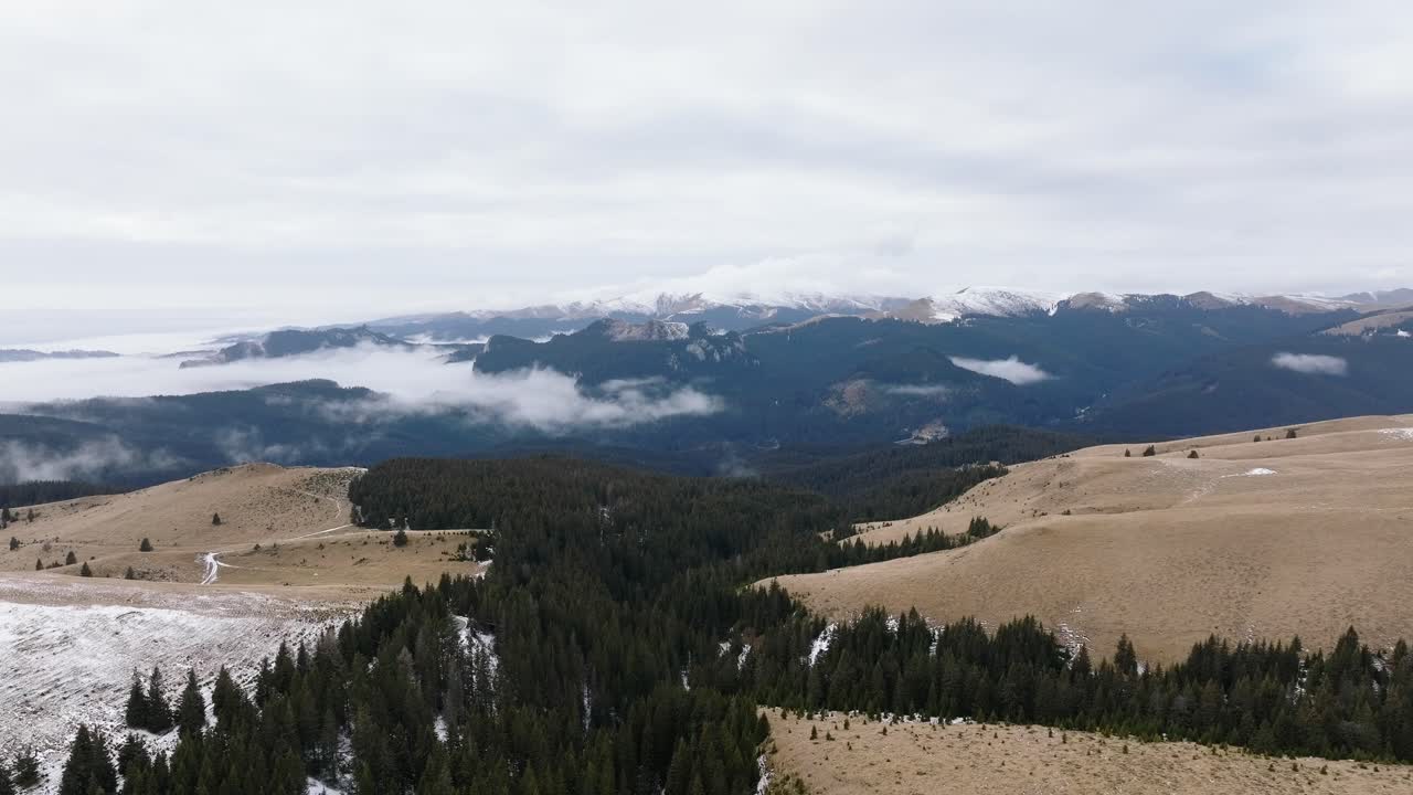 toma cinematográfica de un hermoso paisaje natural en las montañas de bucegi, rumania.
