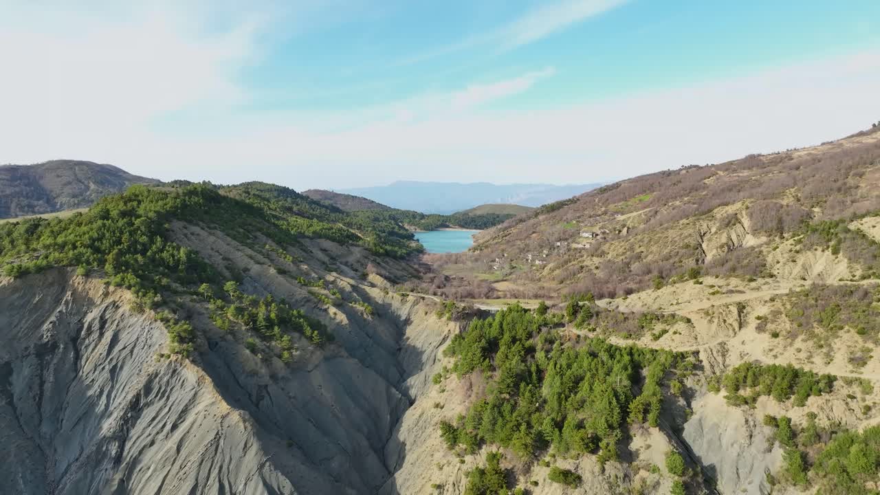 언덕 사이 에 숨겨진 작은 연못 을 드러내는 공중 촬영
