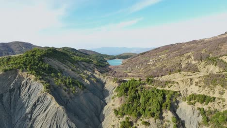 disparo aéreo que revela un pequeño estanque escondido entre colinas