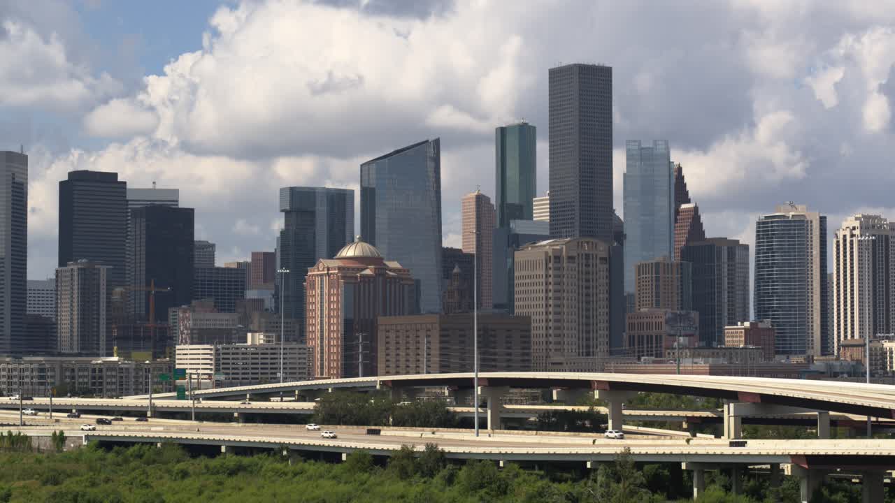 Toma de dron ascendente del centro de Houston y sus alrededores.