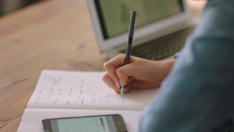 mujer de negocios, computadora portátil y escritura de investigación en línea
