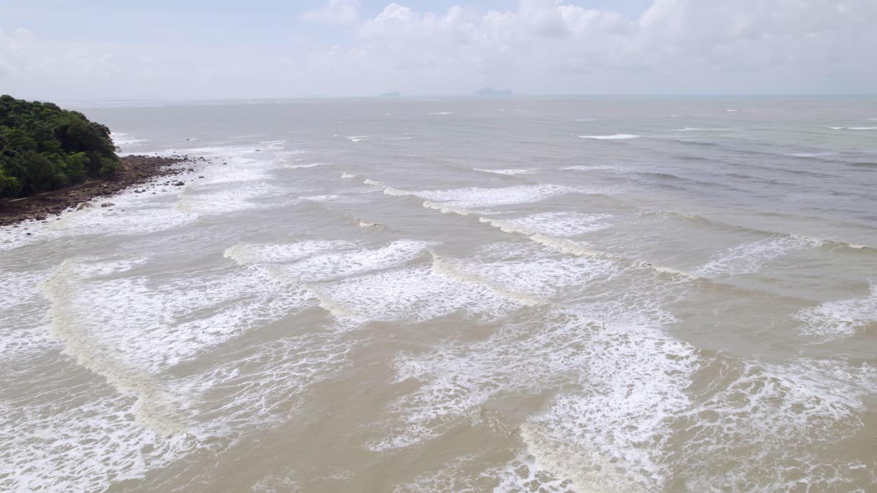 Vista drone di onde che si infrangono verso il delta del fiume durante la bassa marea in Borneo