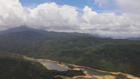 Vista-Aérea-Del-Paisaje-Boscoso-Junto-Al-Embalse-De-Tai-Lam-Chung-En-Hong-Kong