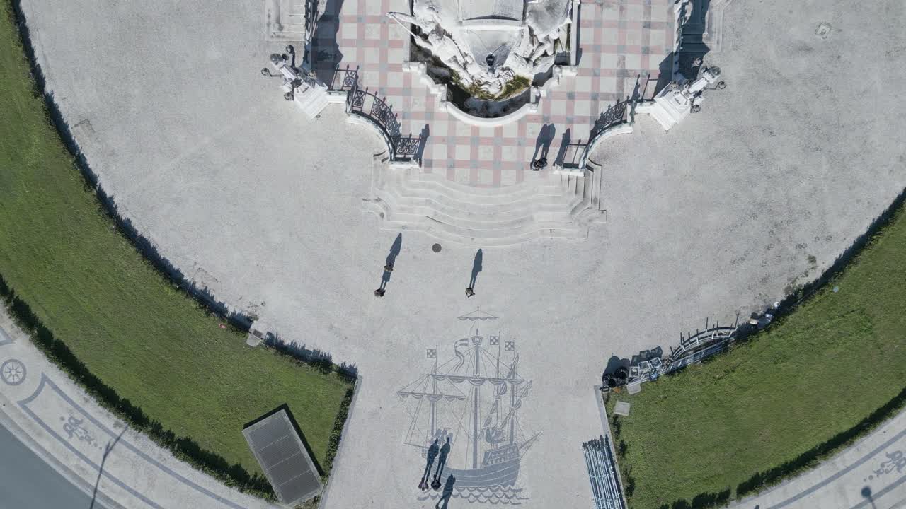 el bullicio turístico envuelve el distrito de las carabelas de lisboa, proyectando sombras sobre sus encantadoras calles y cafés, pero el encanto permanece para los visitantes que buscan su belleza atemporal