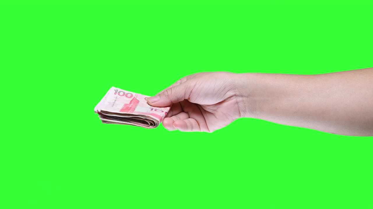 초록색 화면 배경에 고립된 홍콩 100달러 지폐를 들고 있는 손.