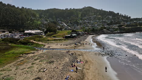 pacifica california antena v4 paso elevado de nivel bajo linda mar state beach hacia el valle de san pedro capturando un pequeño y encantador vecindario en un día soleado - filmado con mavic 3 cine - mayo de 2022