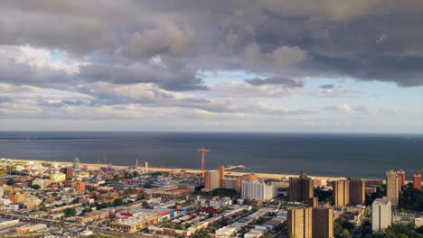 un video de lapso de tiempo sobre coney island creek, mirando la caída del paracaídas en coney island park en la distancia - el canal de coney island en el horizonte