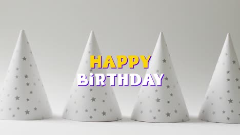 animación del texto de feliz cumpleaños sobre sombreros de fiesta en el fondo