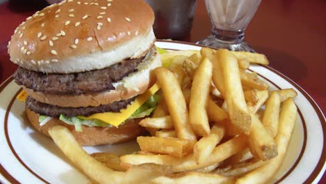 la clásica comida de hamburguesas de bob