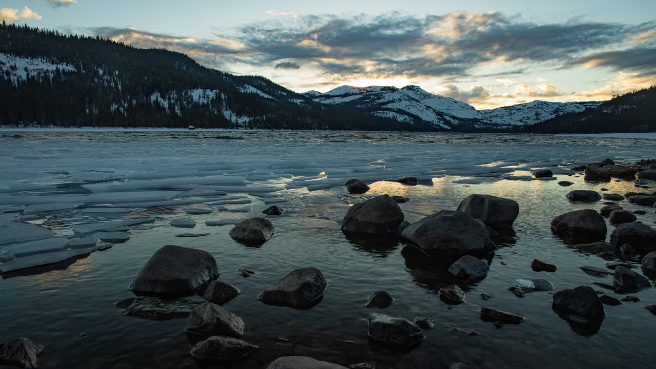lapso de tiempo de la puesta de sol en la orilla del lago donner en las montañas de sierra nevada de california