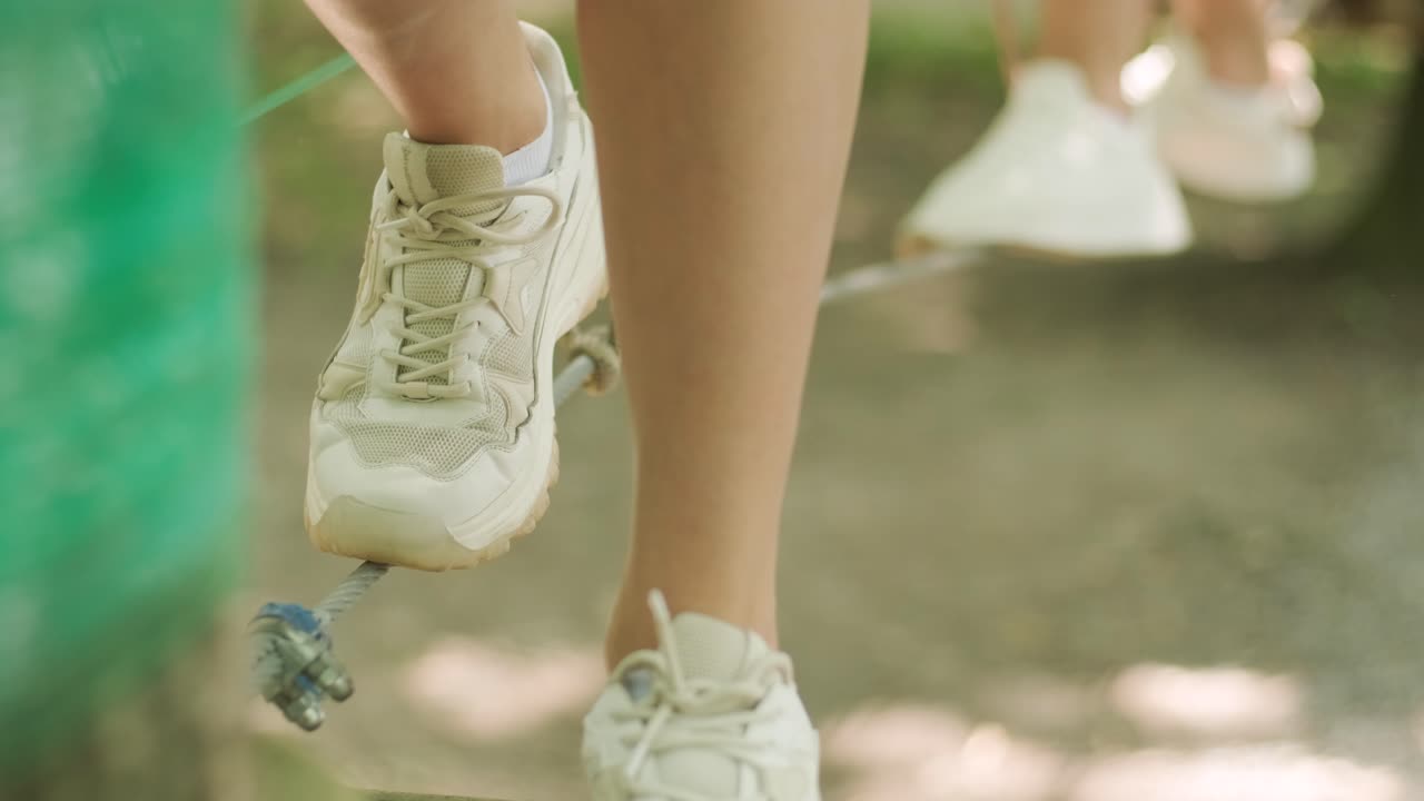 aventura de escalada de alambre alto parque - la gente en el curso en casco de montaña y equipo de seguridad