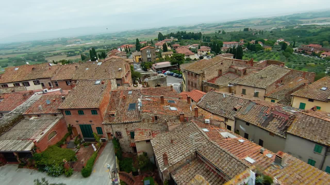 이탈리아 스카니의 루치그나노에 있는 역사적인 건축물이 있는 고대 도시