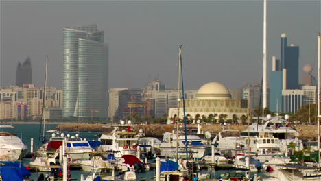 Un-Puerto-En-Abu-Dhabi,-En-Los-Emiratos-Árabes-Unidos,-El-Horizonte-De-Fondo-1