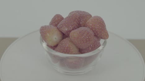 fresas, maduras, fresas rojas en cuenco giratorio, no clasificadas