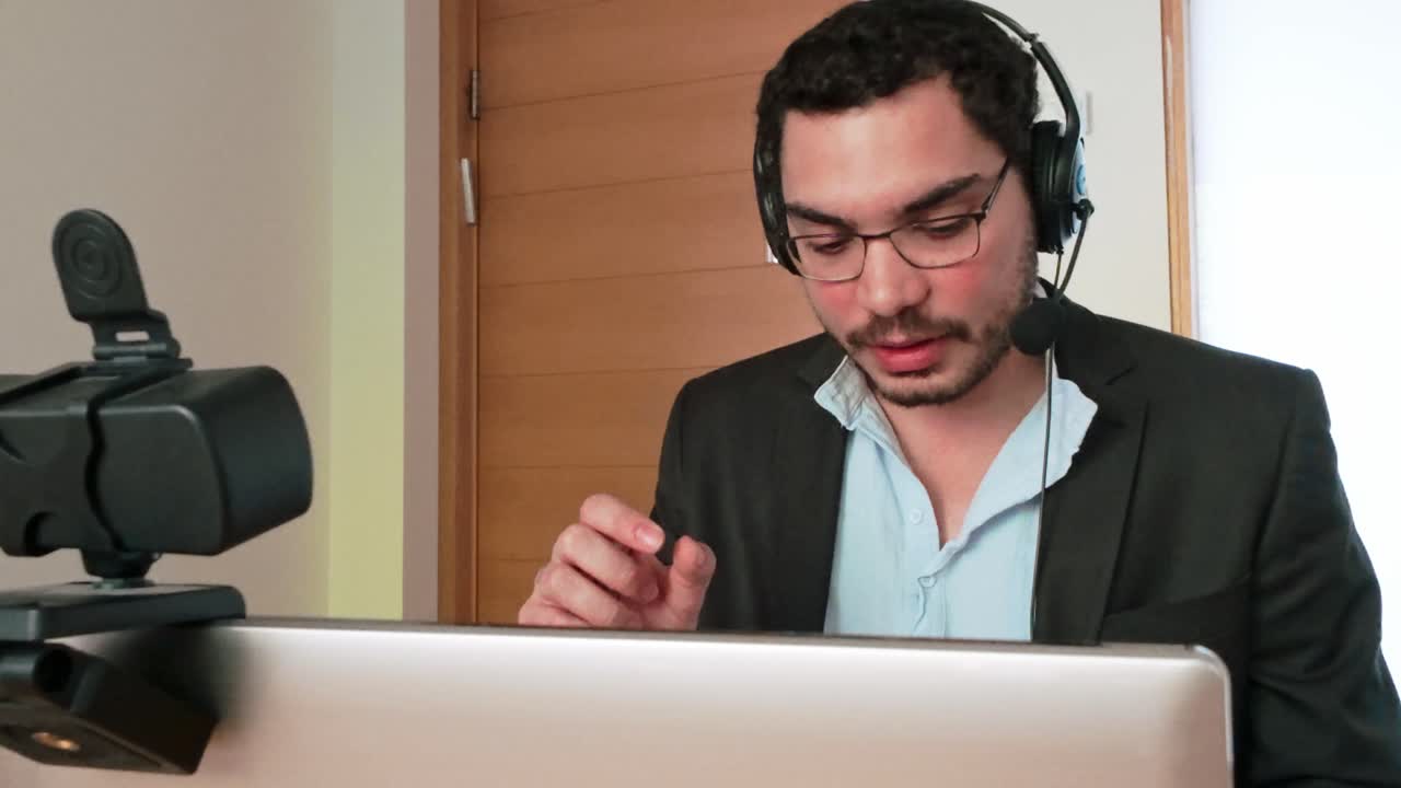 Helpline Agent in a Positive Interaction