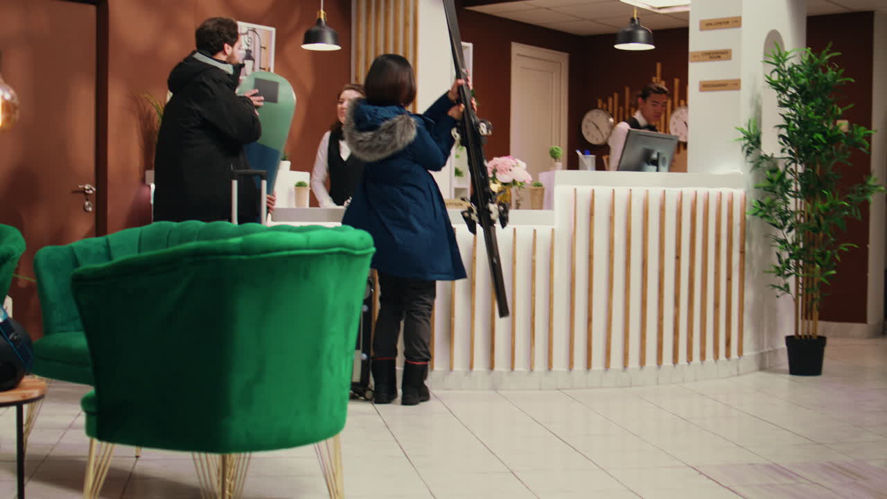 сотрудник приветствует спортивных людей