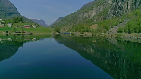 挪威安靜的奧蘭斯菲奧德 (aurlandsfjord) 的自然景色