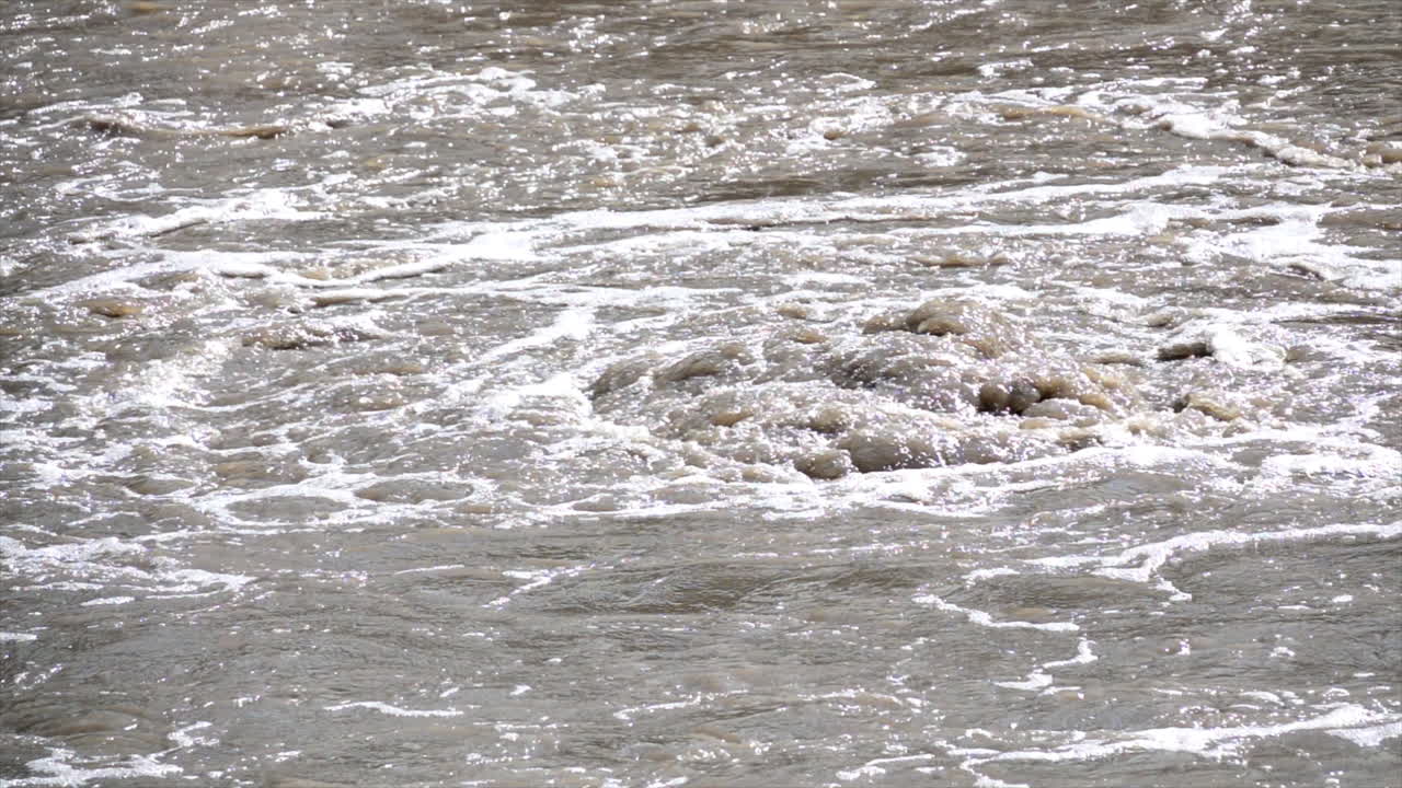 옐로스톤 국립공원의 끓는 지열 온천수의 슬로우 모션