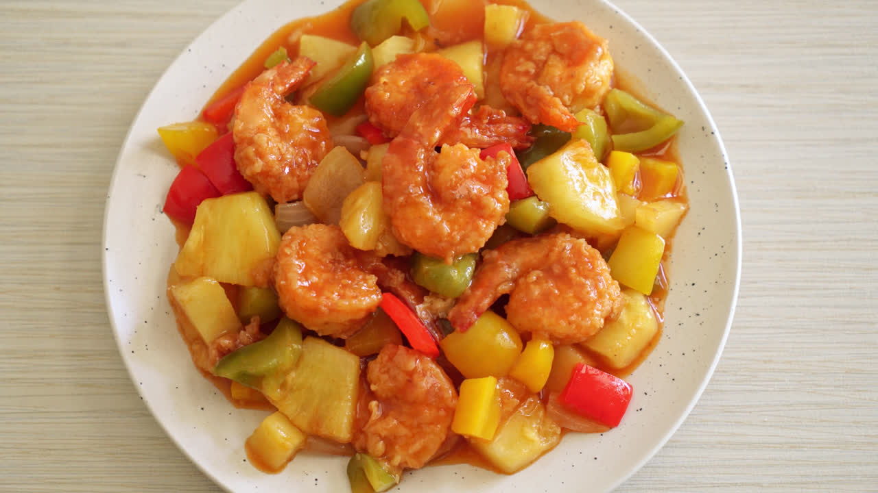 salteado agridulce con camarones fritos en el plato - estilo de comida asiática