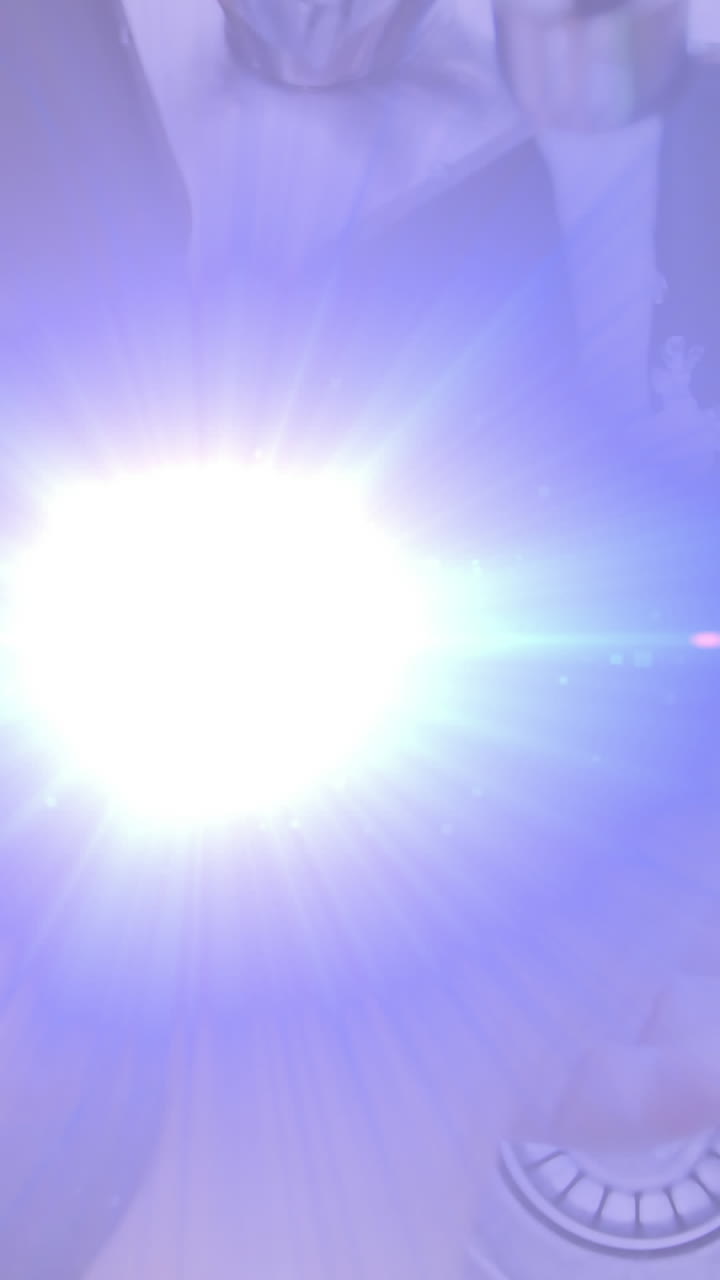 animación de la luz moviéndose sobre las manos de una mujer mayor lavando las manos en el fregadero de la cocina