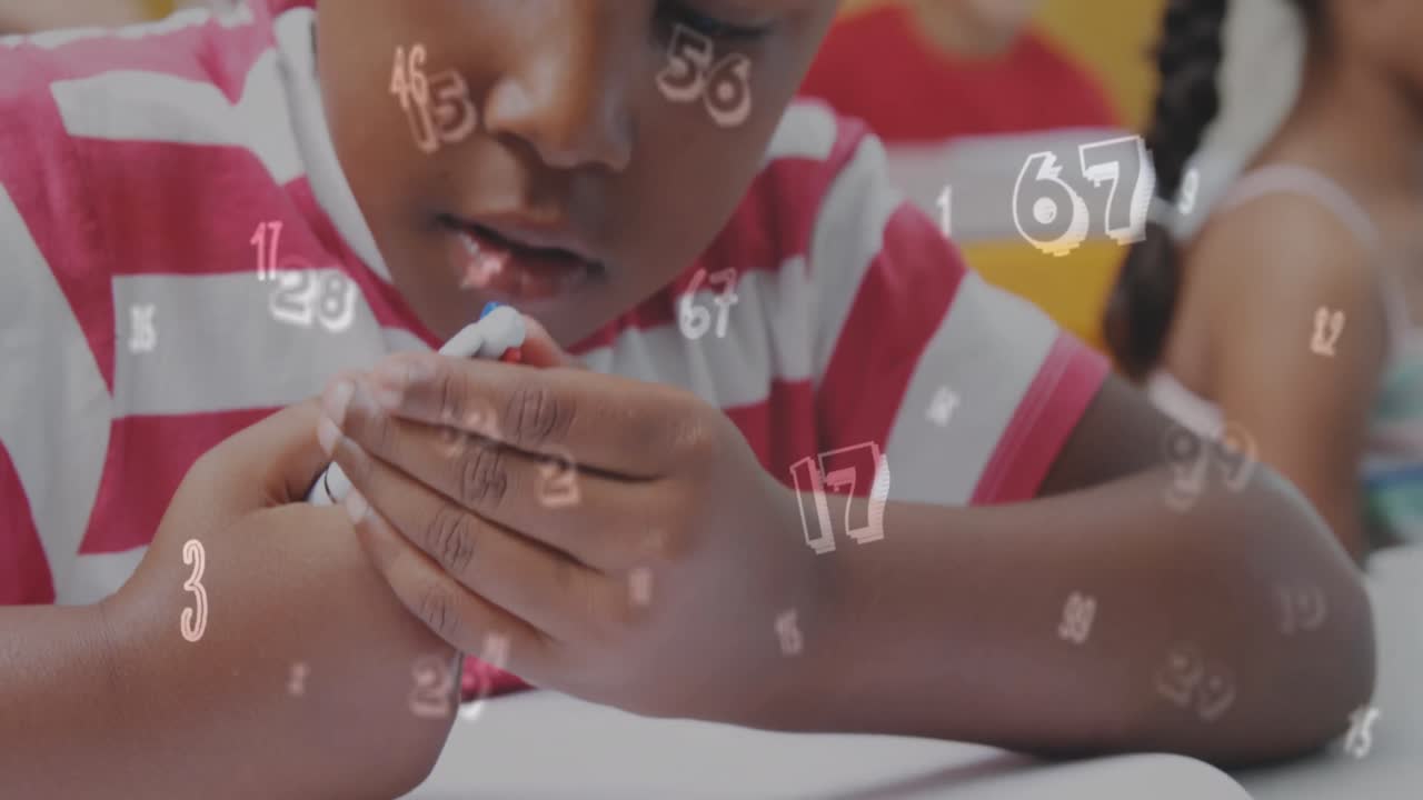 animación de números sobre la escritura de un escolar afroamericano.