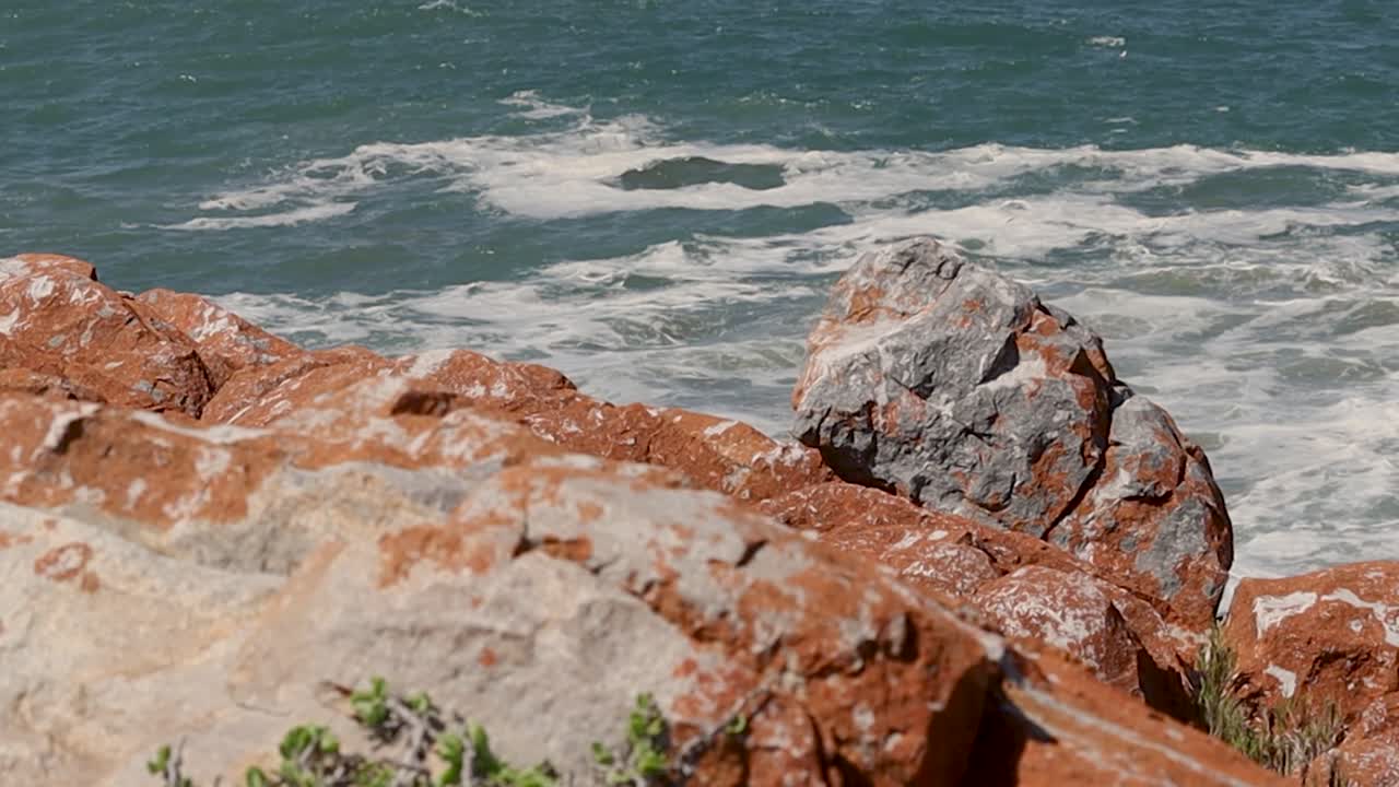 восходящий фокус показывает волны на скалистом берегу