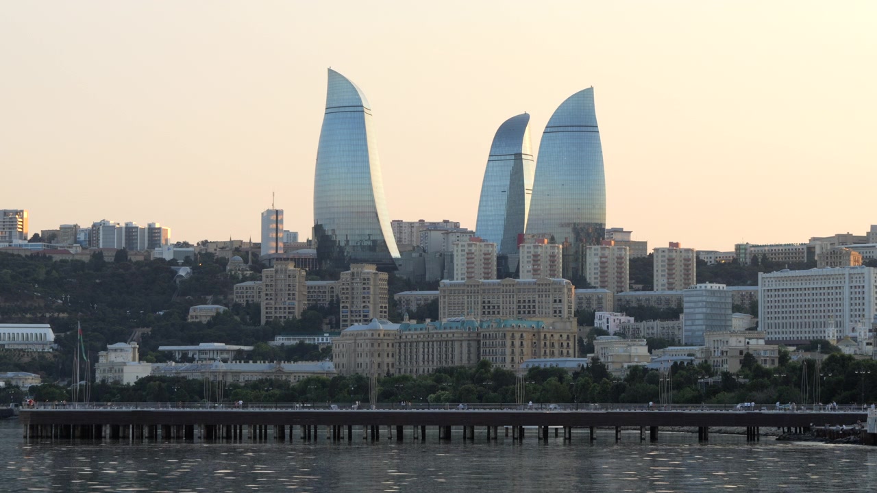 El rascacielos Flame Towers de la ciudad de Bakú al anochecer, con un telón de fondo de cielo en la hora dorada.