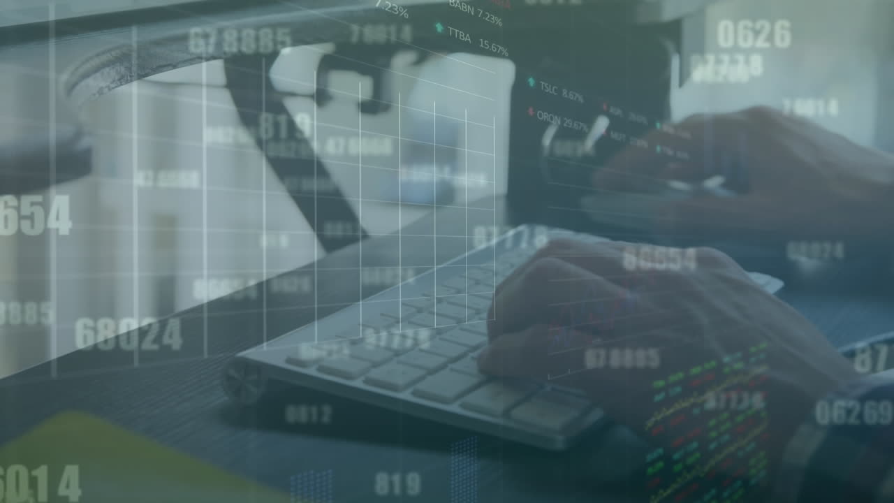 animazione di numeri mutevoli, tavolo di scambio, sezione centrale di un uomo caucasico che lavora al computer