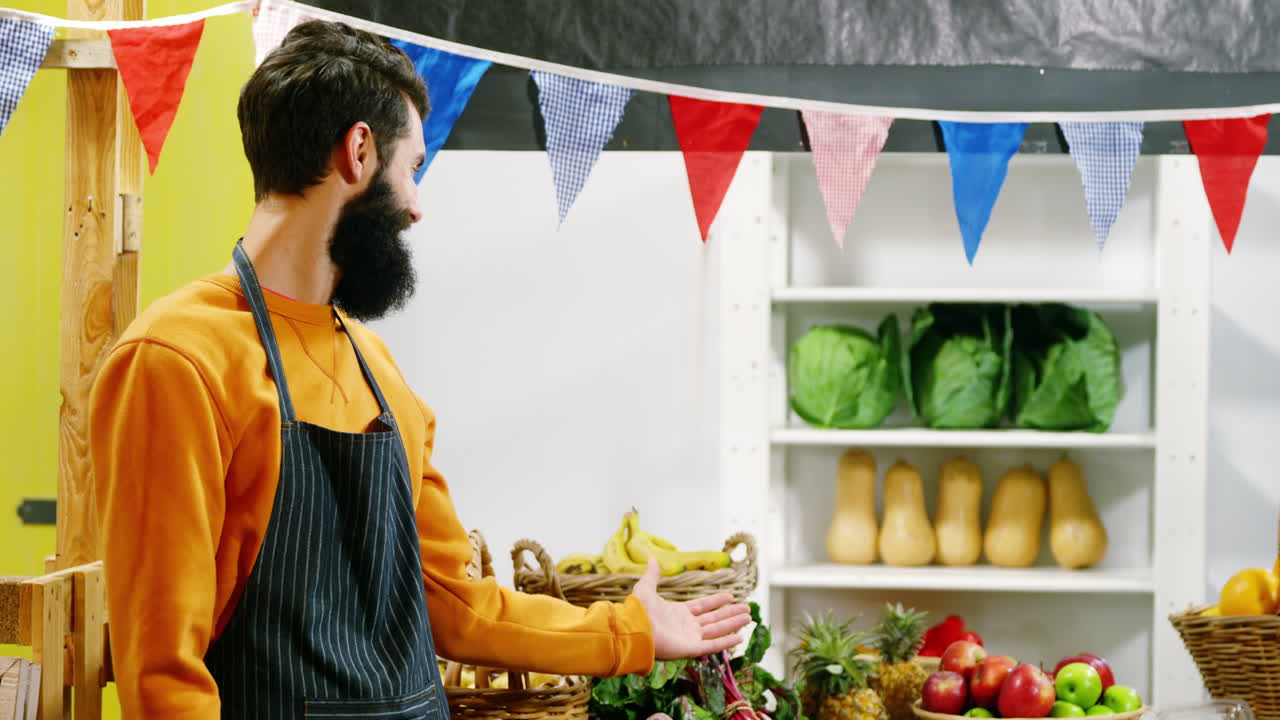 personal masculino que muestra variedades de verduras