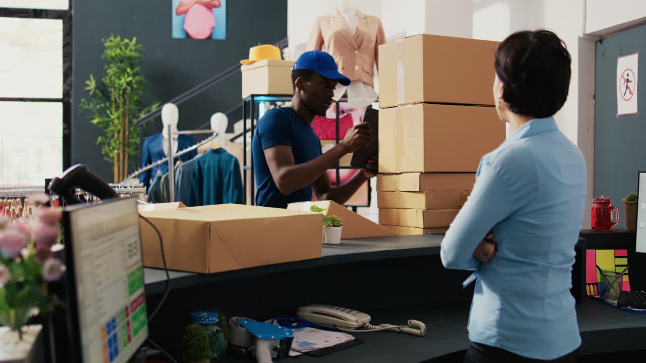 mensajero tomando una foto de cajas de cartón
