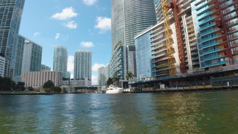 Hohe-Gebäude-In-Miami-Entlang-Der-Küstenwasserstraße