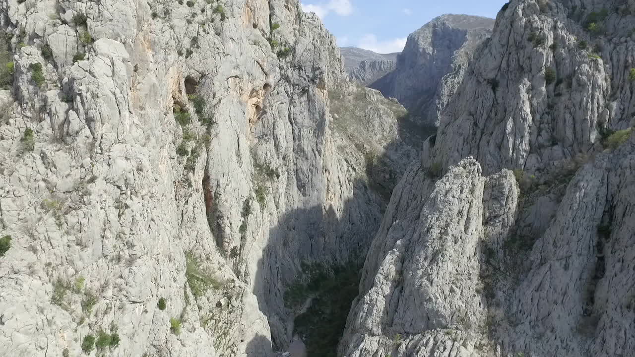 Vista panoramica aerea delle pittoresche montagne Samarske Stijene a Mrkopalj, Croazia