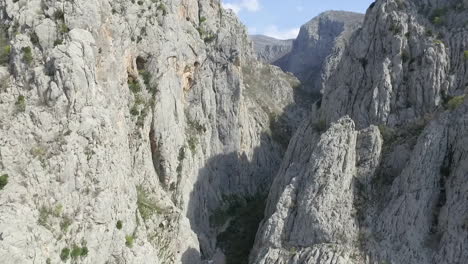 vista panorámica aérea de las pintorescas montañas samarske stijene en mrkopalj, croacia