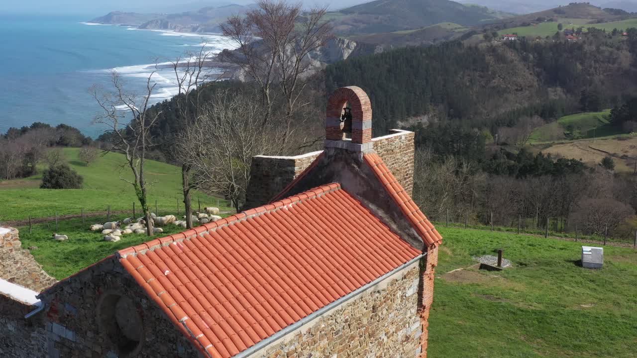 vista aérea de drones de una ermita junto al mar cantábrico en deba en el país vasco
