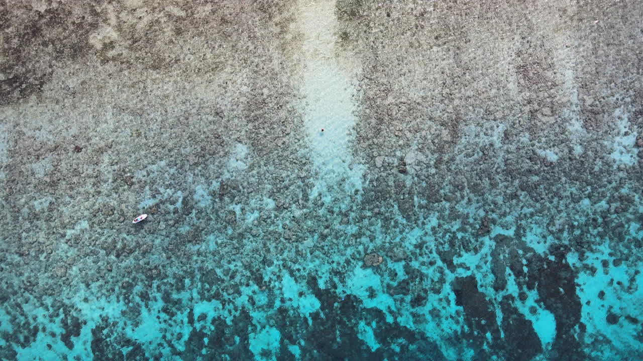 인도네시아 발리의 수정처럼 맑은 바닷물로 보이는 바위 해저