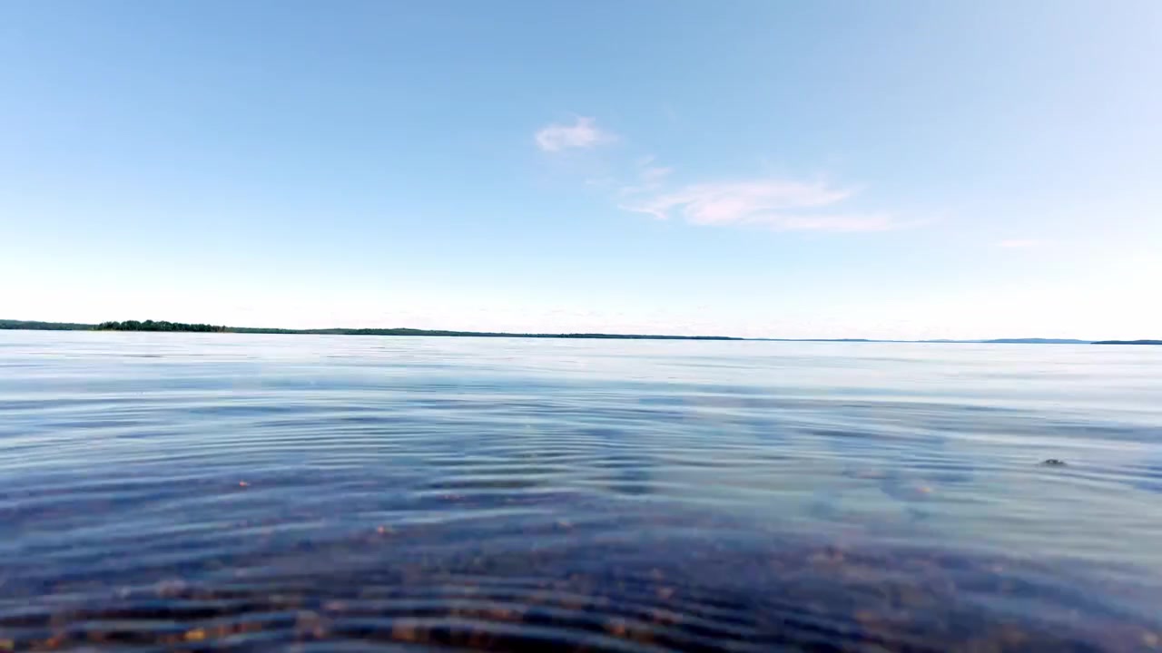 Riprese dal basso a livello dell'acqua di lievi increspature sul Lago Huron vicino a Manitoulin Island, Ontario, Canada. Texture naturale minimale adatta per sfondi, transizioni, relax, viaggi