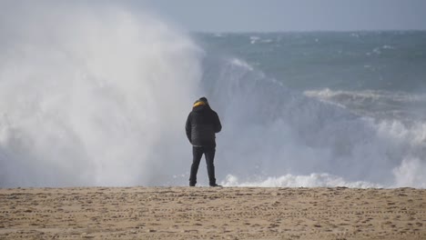 cámara lenta de una ola rompiendo en la playa en nazaré, portugal