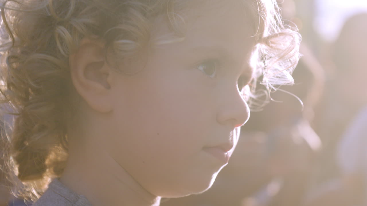 une petite fille expressive qui regarde autour d'elle.