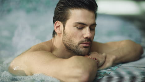 Retrato-De-Un-Hombre-Sexy-Disfrutando-En-Una-Bañera-De-Hidromasaje.-Chico-Guapo-Relajándose-En-La-Piscina