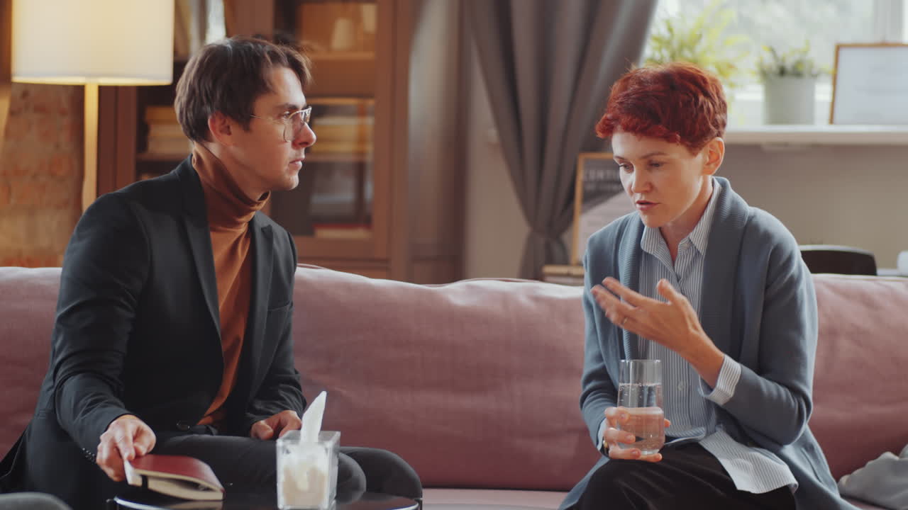 치료사 는 상담 세션 에서 화가 난 여자 를 위로 하고 있다