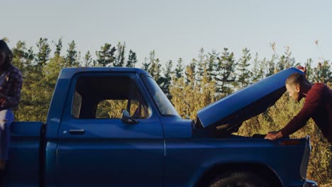 Young-couple-on-a-road-trip-in-their-pick-up-truck
