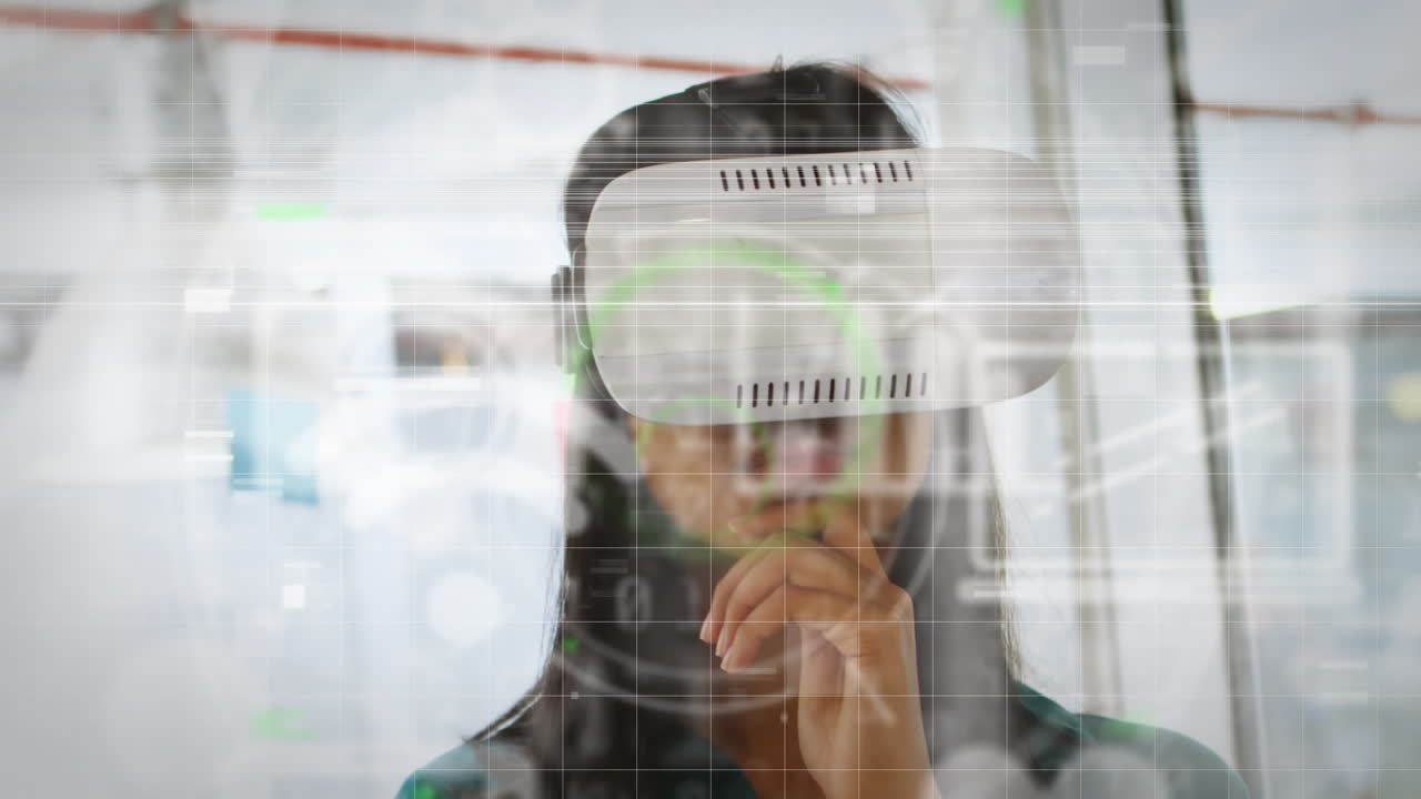 animación de iconos de redes sociales y procesamiento de datos sobre mujer biracial que usa auriculares vr