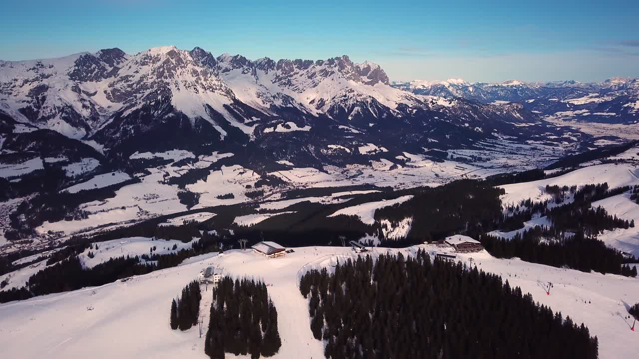 montañas nevadas en nubes bajas y cielo azul al atardecer en invierno