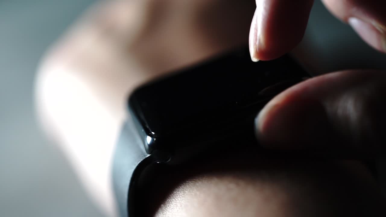 persona que utiliza un reloj inteligente