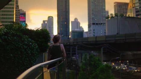 Una-Hermosa-Joven-Disfrutando-De-Las-Vistas-Del-Paisaje-Urbano-En-El-Distrito-De-Negocios-Y-El-Centro-De-La-Ciudad-De-Bangkok