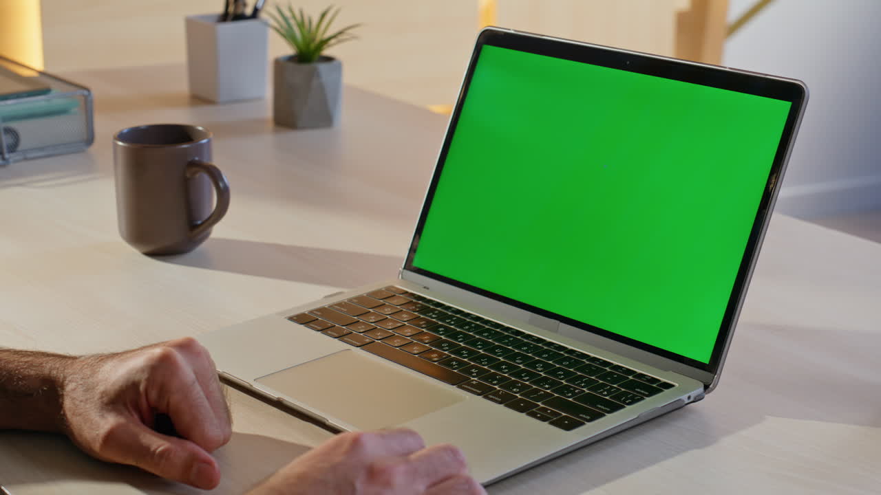 Laptop con schermo verde