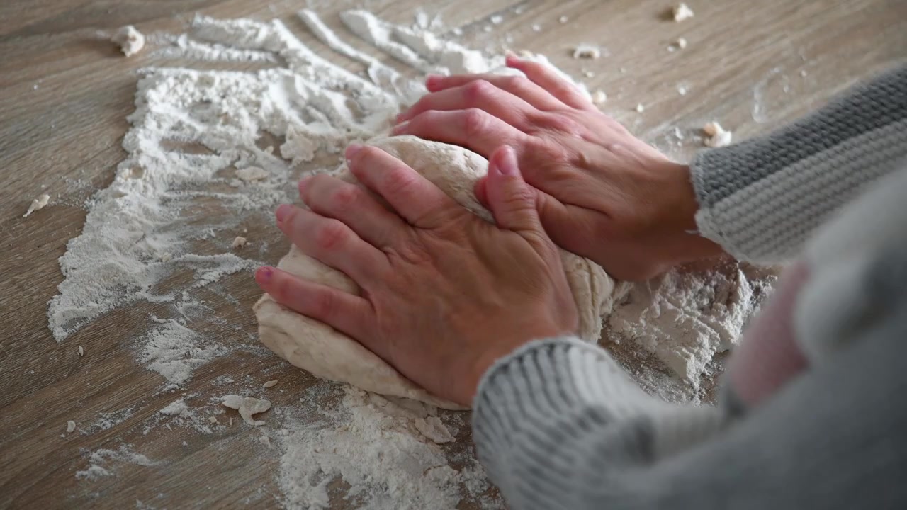 Impastare l'impasto del pane a mano nella cucina di casa