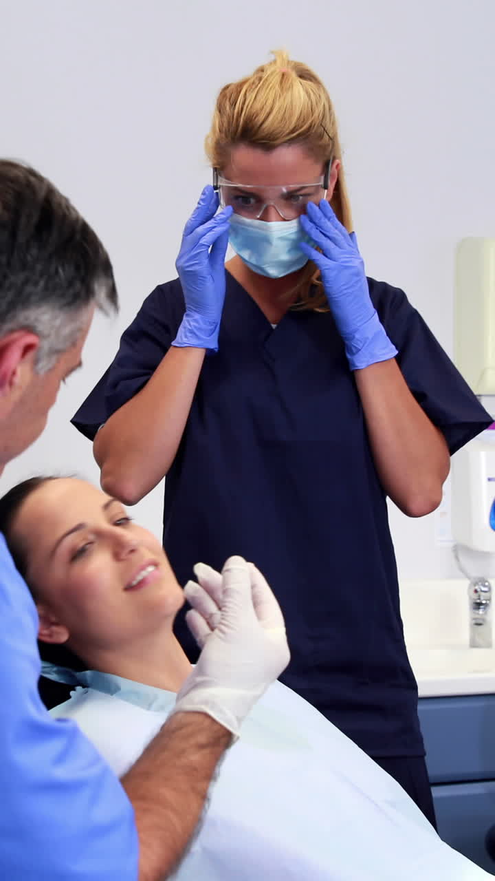 Dentista a punto de administrar una inyección a un paciente
