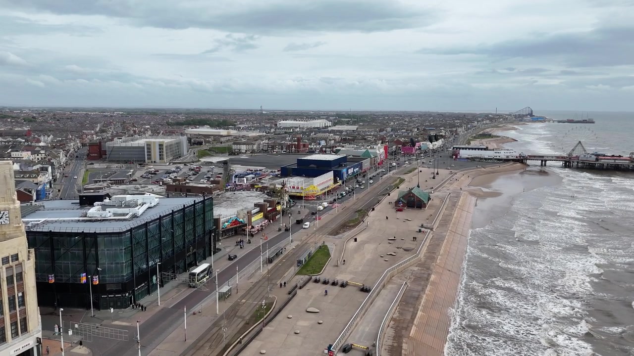Rustige Golden Mile promenade in Blackpool drone-luchtbeelden.