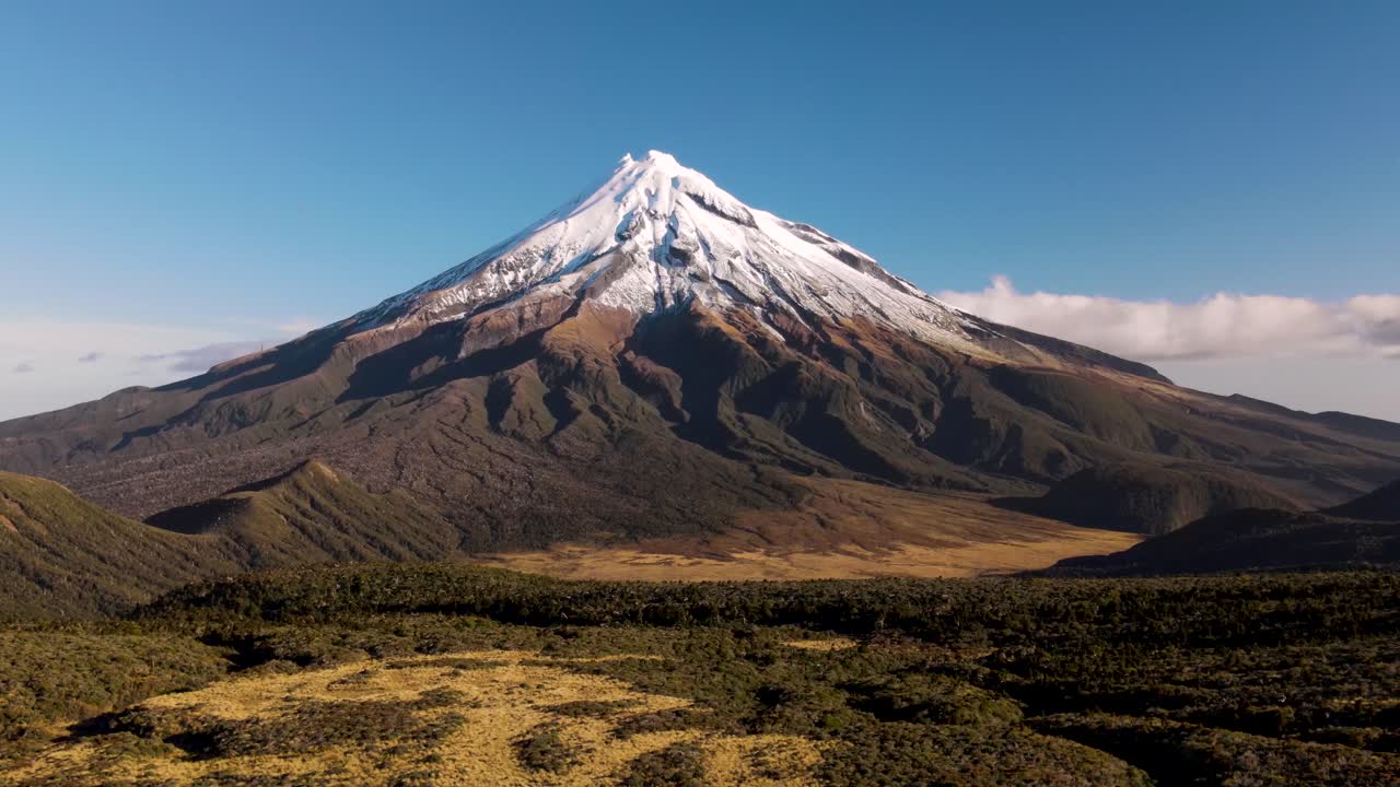 hermoso volcán en forma de cono de taranaki, nueva zelanda